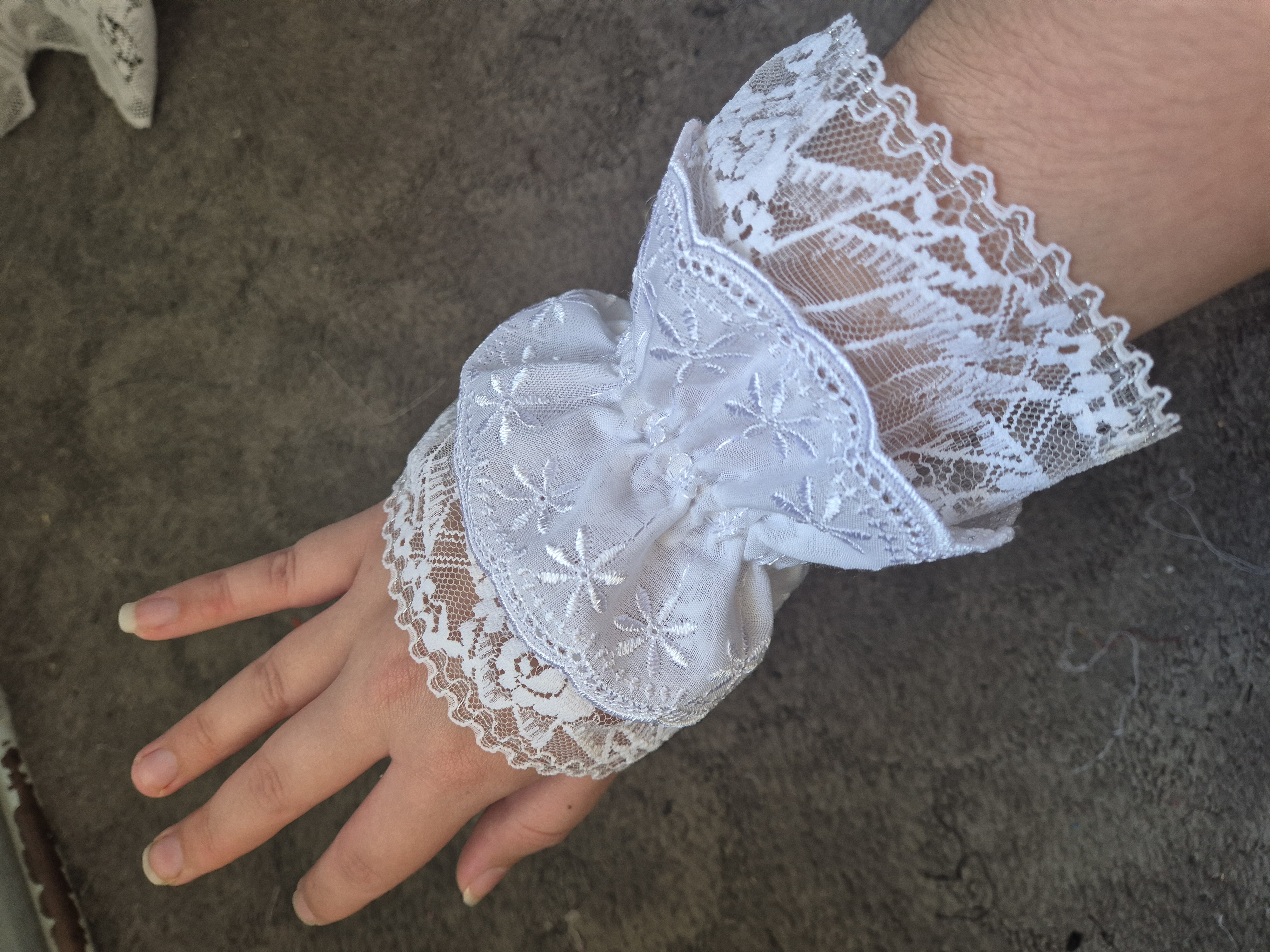 Manchettes blanches à broderie